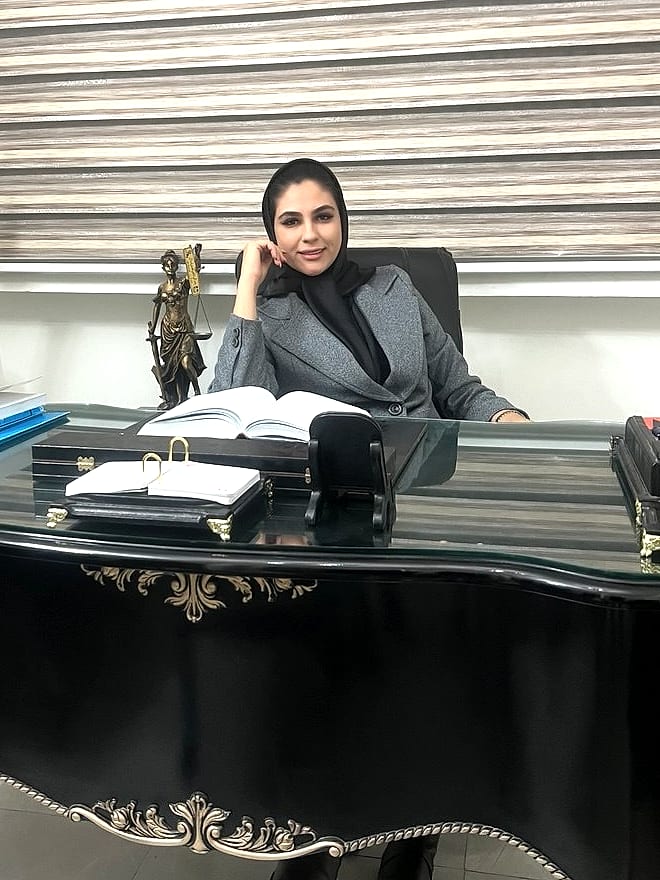 مریم پرند، وکیل پایه یک دادگستری، در دفتر وکالت خود در مشهد